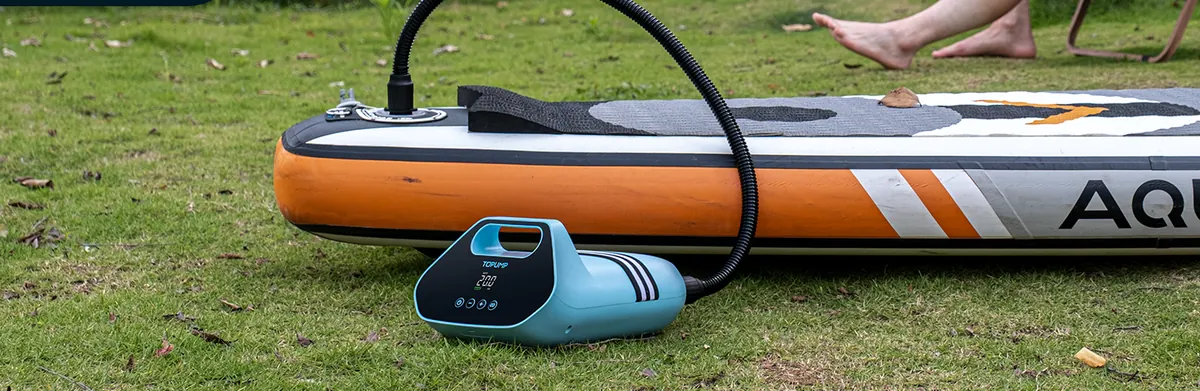 Pompa elettrica SUP KraftPump che gonfia una tavola